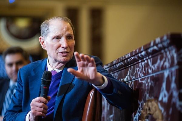 Wyden Warns Fellow Senators about Executive Branch Surveillance