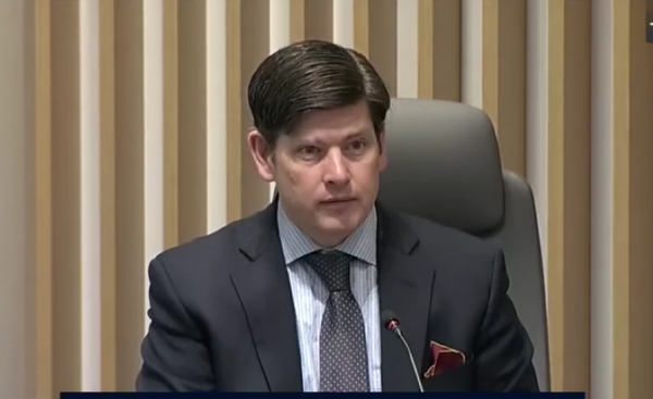 Simington Announces Early Exit from FCC