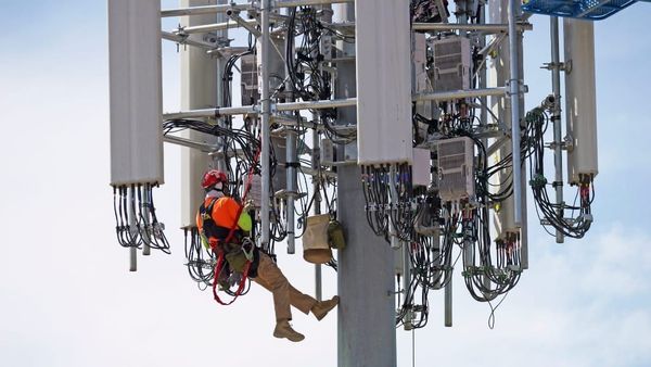 Wireless Industry Wants FCC to Cap Local Permitting Fees, Impose Shot Clocks