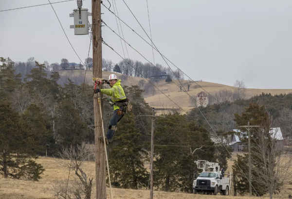 Utilities Push Back on FCC’s 30-Day Pole Contractor Approval Rule