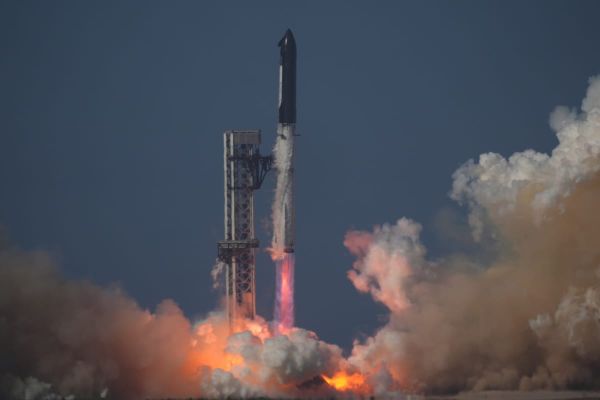 SpaceX Launches Starship on Another Test Flight, This Time With the Most Advanced Starlink Satellites