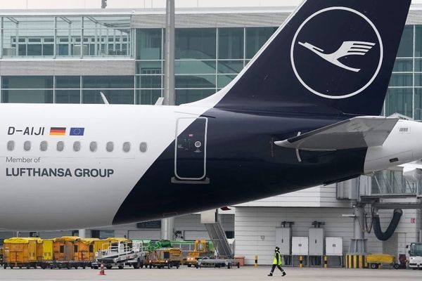 International Airlines Seek Rebates for Gear Upgrades Tied to FCC Auction Rules