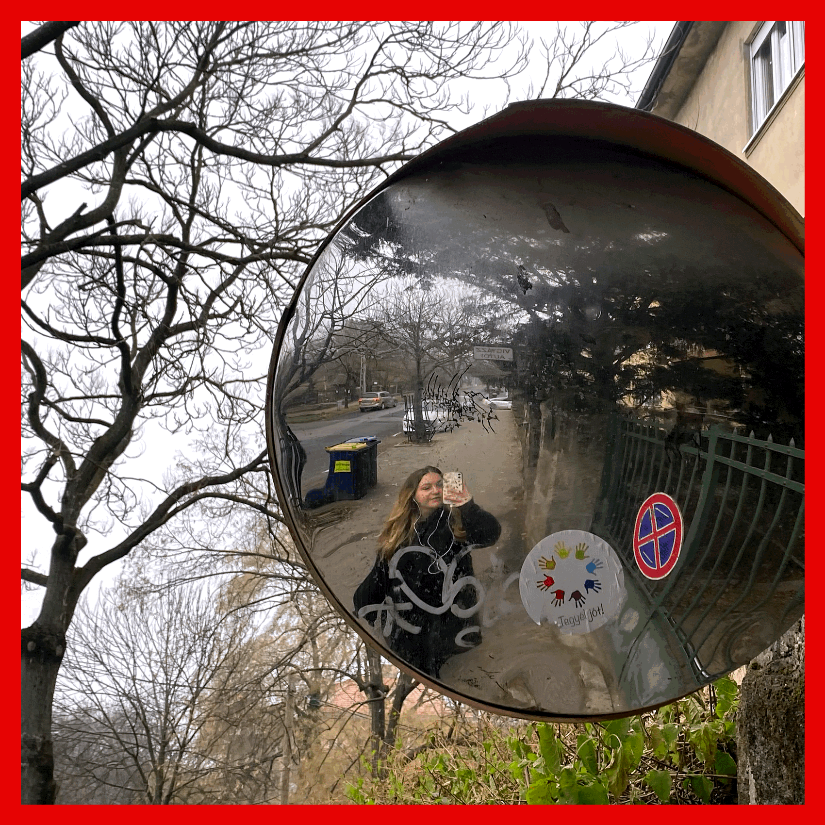 Mosolyogj és integess