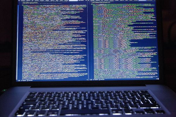Storia e fatti dell’hacking (S01 E08 EOS): Dieci aspetti da cui partire