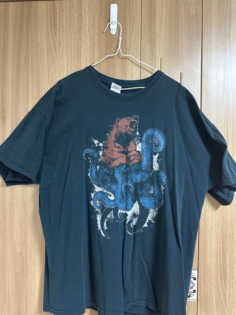 상반신이 곰, 하반신이 문어인 그림이 그려진 티셔츠.