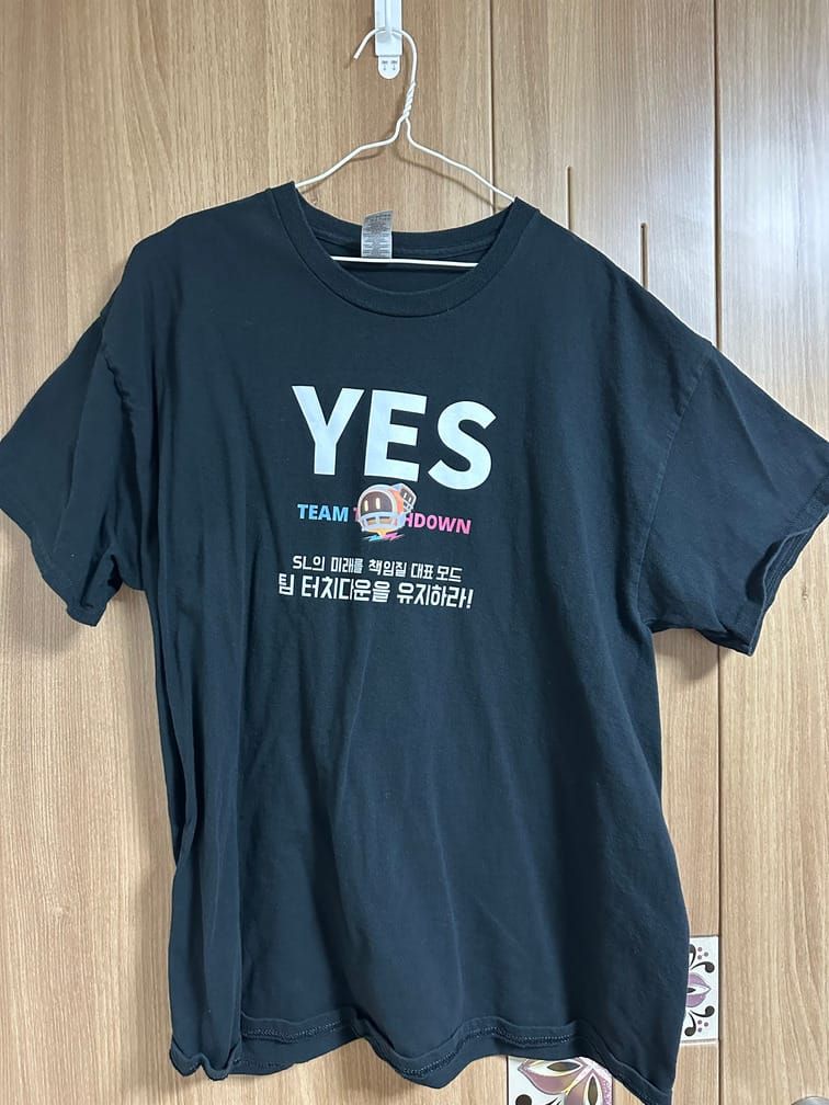 검은 티셔츠 가운데에 크게 YES라고 적혀 있고, 아래줄에는 TEAM TOUCHDOWN과 럭비 모자를 쓴 머리 캐릭터가 그려져 있다. 아래에는 "SL의 미래를 책임질 대표 모드 팀 터치다운을 유지하라!"라고 적혀있다.