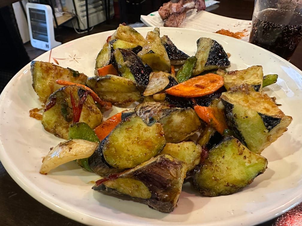 그릇에 가지튀김이 차려져 있는 모습.