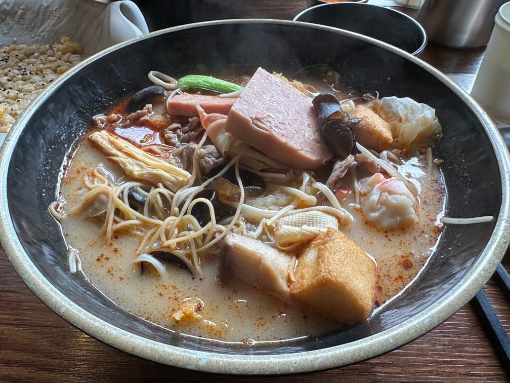 그릇에 마라탕이 차려져 있는 모습. 스팸, 면, 버섯, 완자, 청경채, 푸주, 포두부 등이 있다.