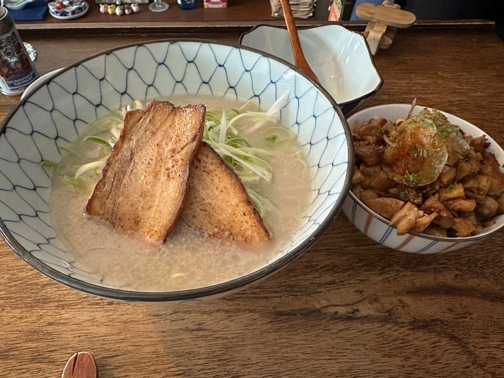 두꺼운 고기 챠슈가 올라온 돈코츠라멘과, 밥그릇에 가득 담긴 구운 돼지고기 덮밥.