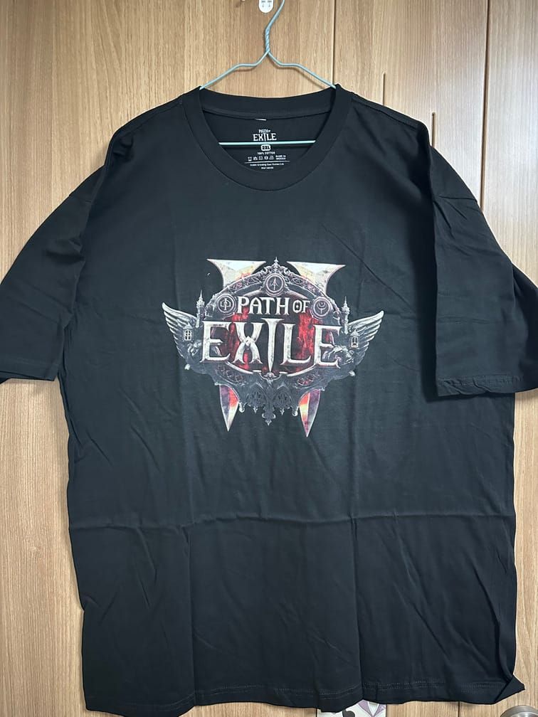 게임 『Path of Exile 2』의 로고가 인쇄된 검은 티셔츠.