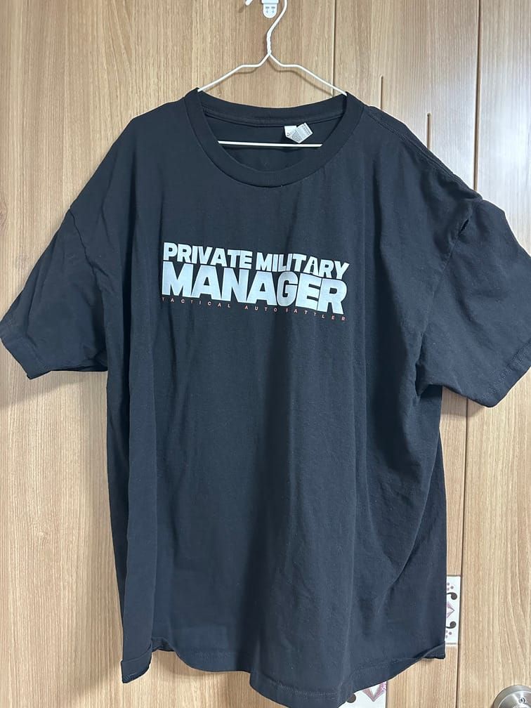 게임 『Pritave Military Manager』의 로고 티셔츠.