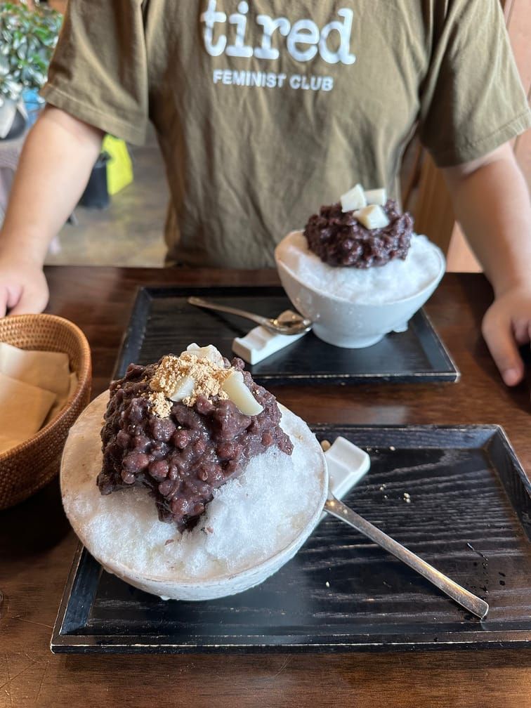 상 위에 차려져있는 두 그릇의 팥빙수.