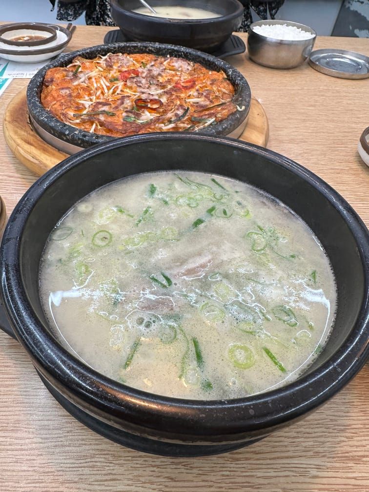 뽀얀 국물의 설렁탕과 김치전이 차려져 있는 밥상.