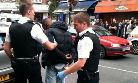 Police arresting a robber who has been apprehended by witnesses, Finsbury Park, 20/09/10. Photo:© witnessconfident.org