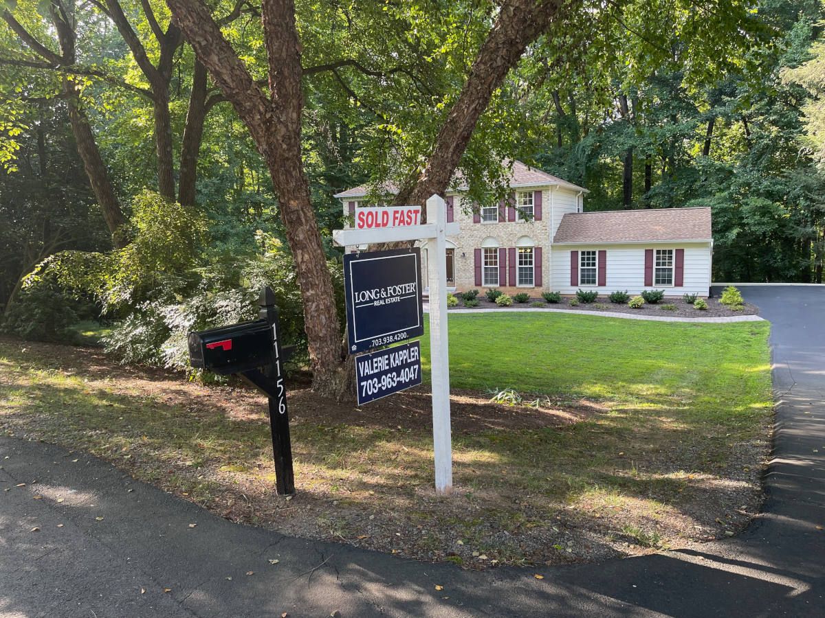 Home sales surge to the year’s fastest pace as mortgage rates climb back above 6.5 percent