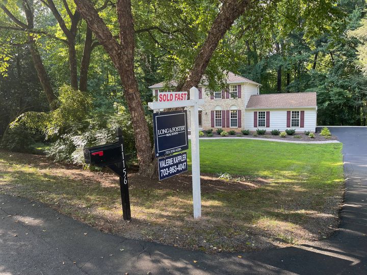 Home sales surge to the year’s fastest pace as mortgage rates climb back above 6.5 percent
