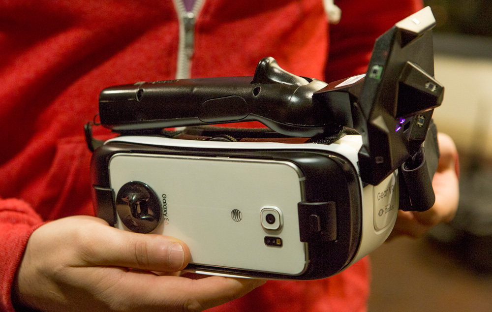 close-up-Lighthouse-tracked-gear-vr-OTOY-positional-tracking-mobile