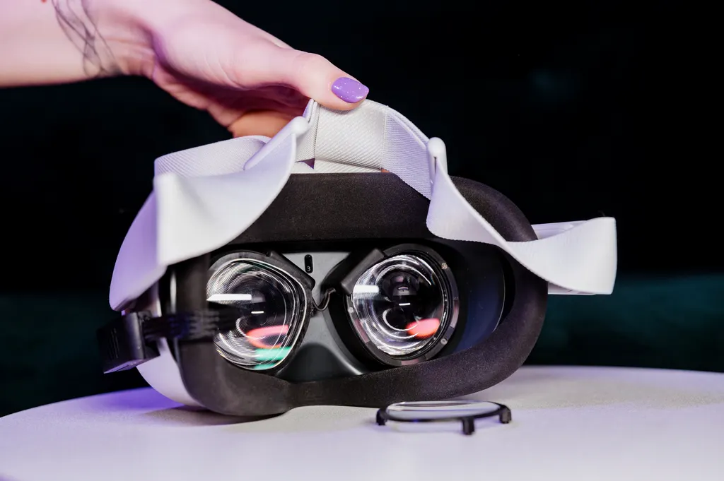 Inseye Lumi Is A $160 Cameraless Eye Tracking Addon For Quest 2 & 3