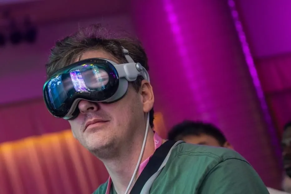I Used Meta Ray-Ban Glasses & Apple Vision Pro To Cover Augmented World Expo