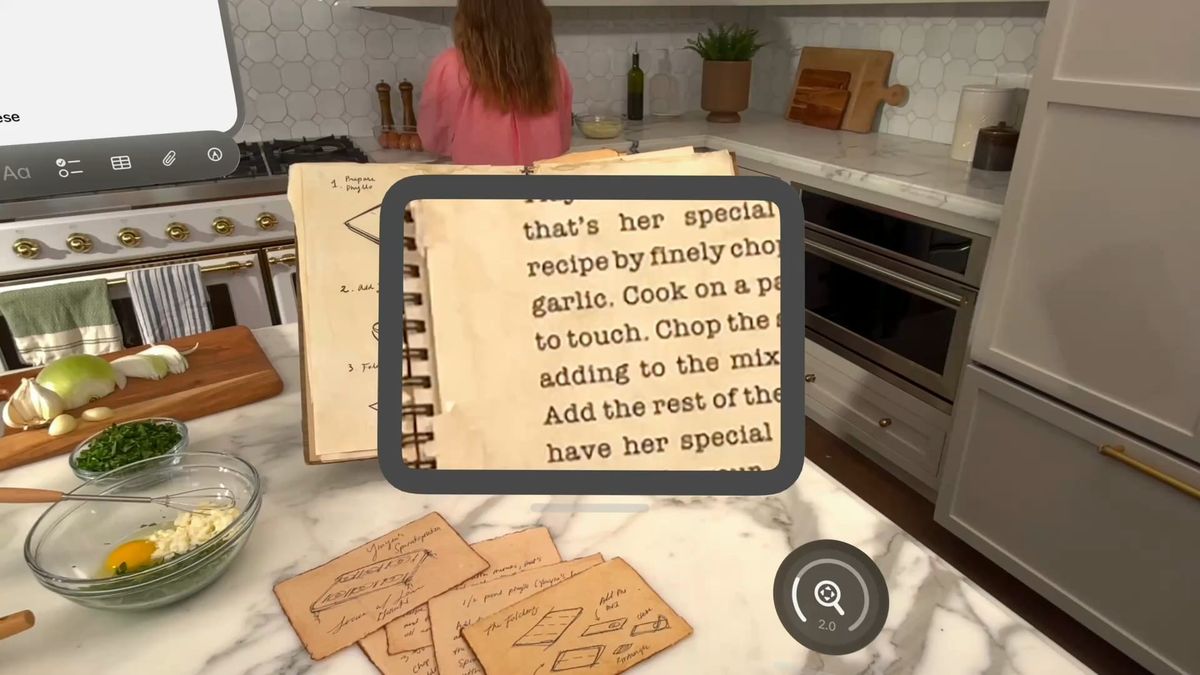 拡大されたテキストとオブジェクトの説明が表示されたApple Vision Proを使用している人物。