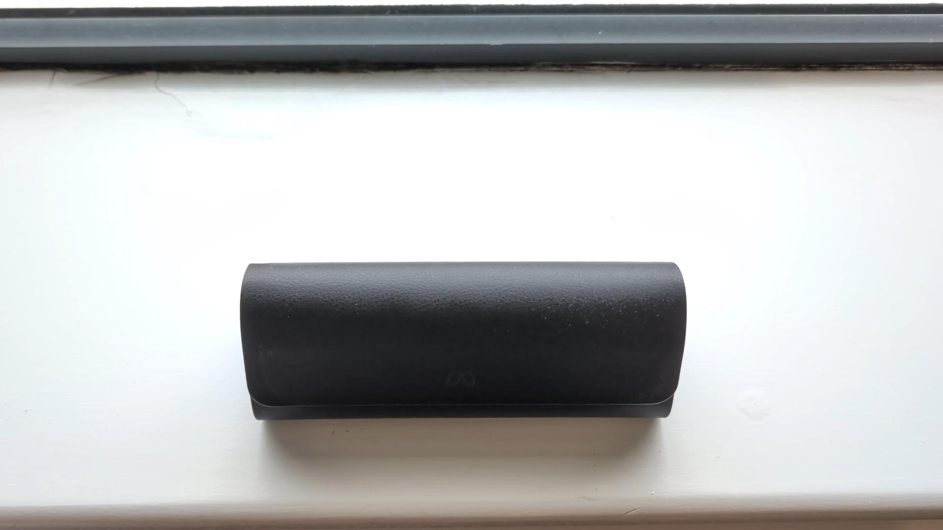 Meta-Ray-Ban-Display-case-folding_thumb.jpg