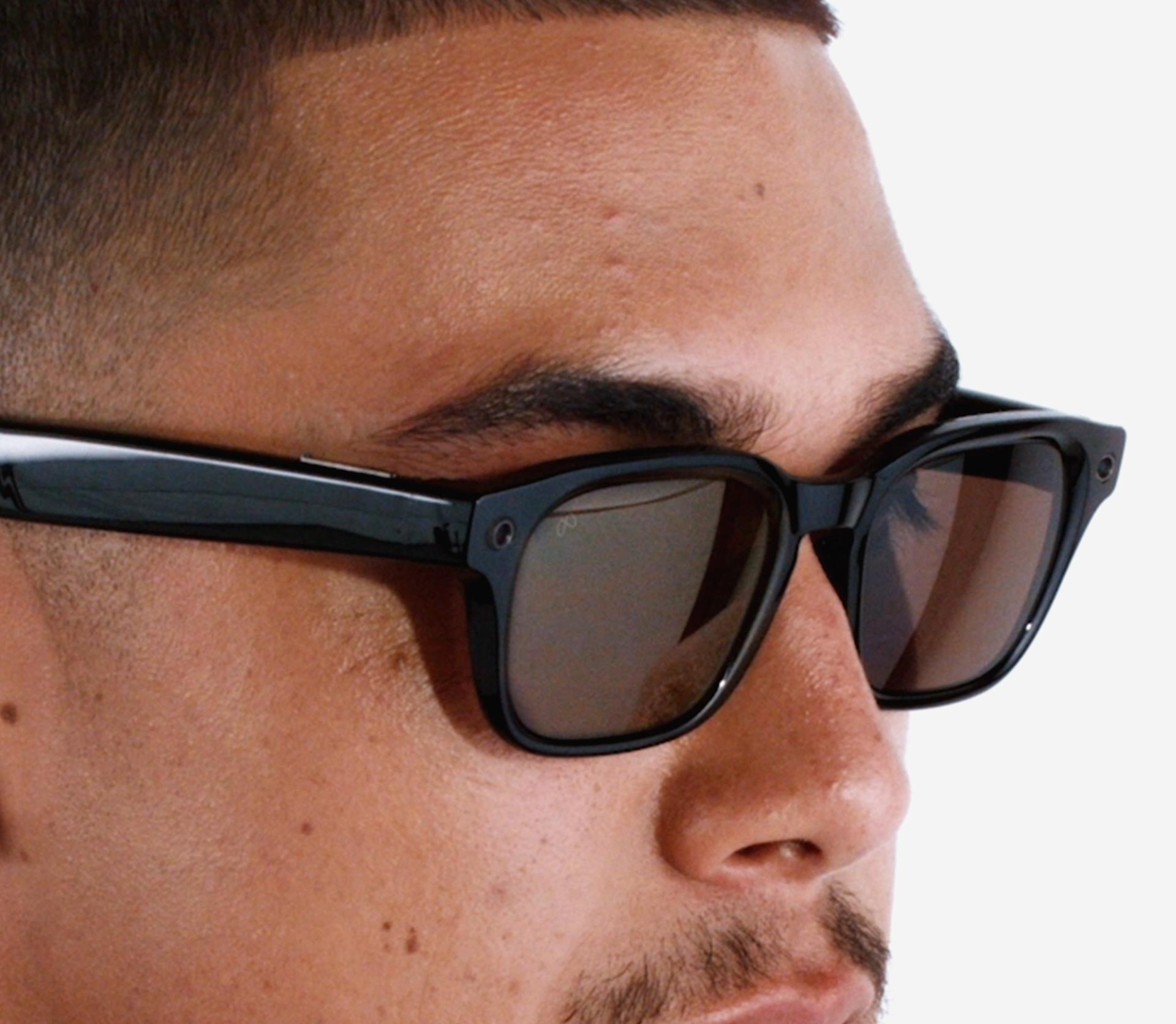 Meta-glasses-recording-LED_thumb.jpg