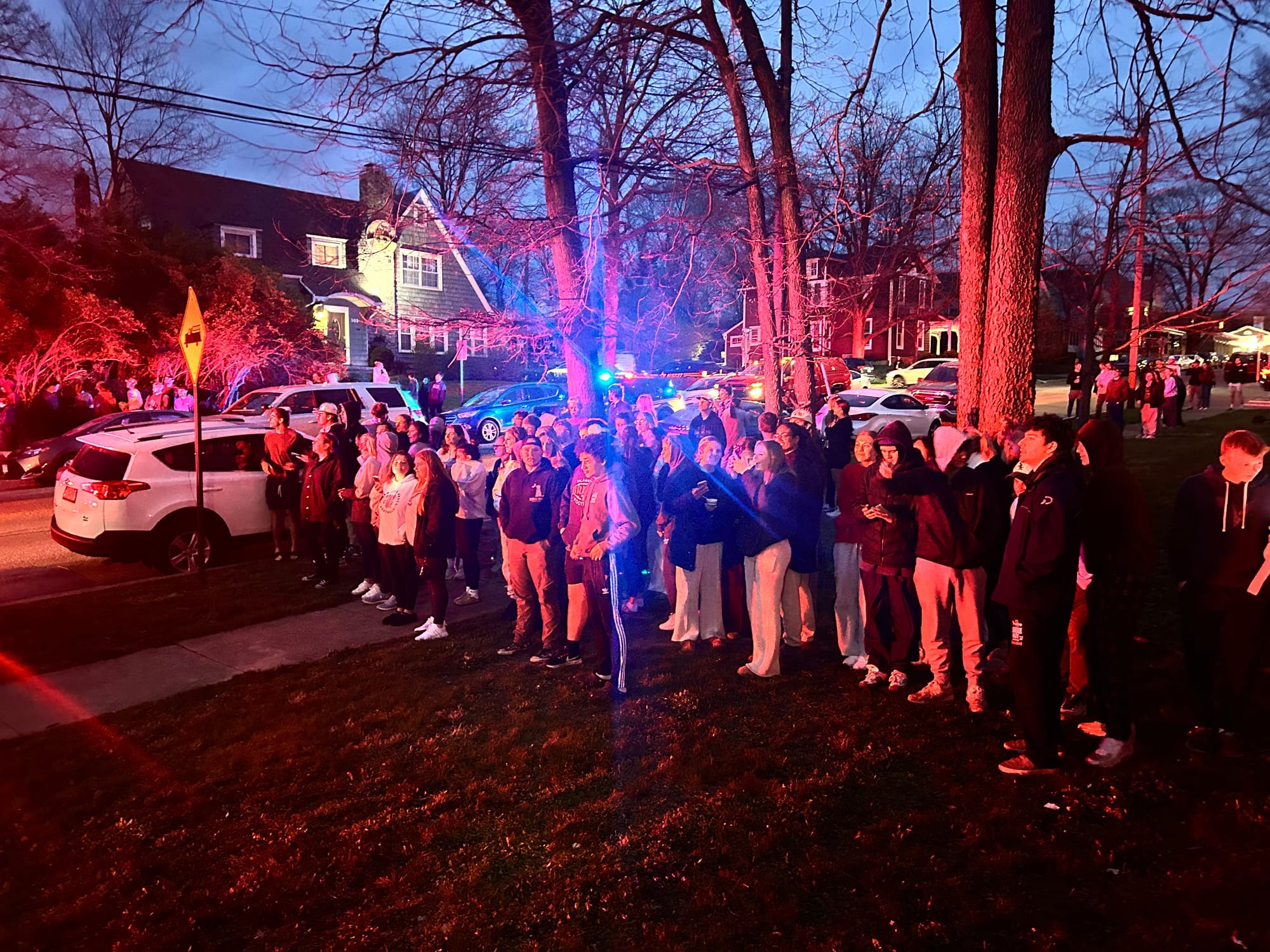 A large crowd and red and green lights