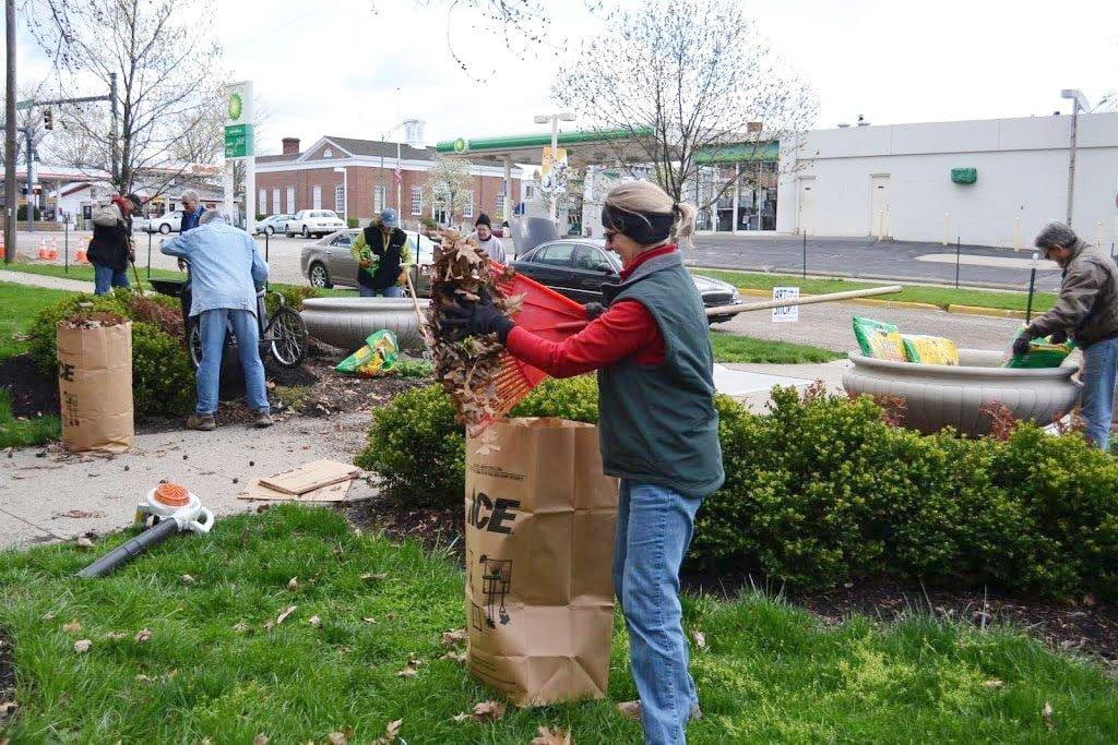 ‘Knowing, Growing, Showing and Sharing’: Des Fleurs Garden Club helps Oxford bloom