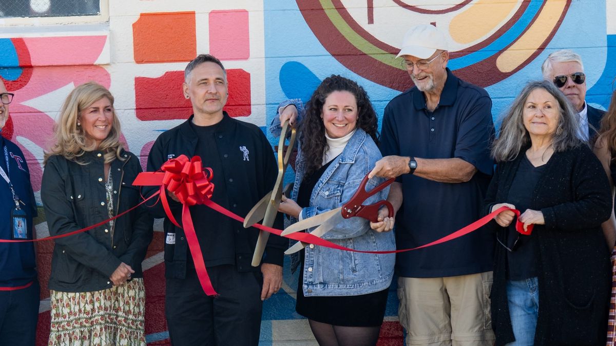 Oxford unveils new mural at future Amtrak platform