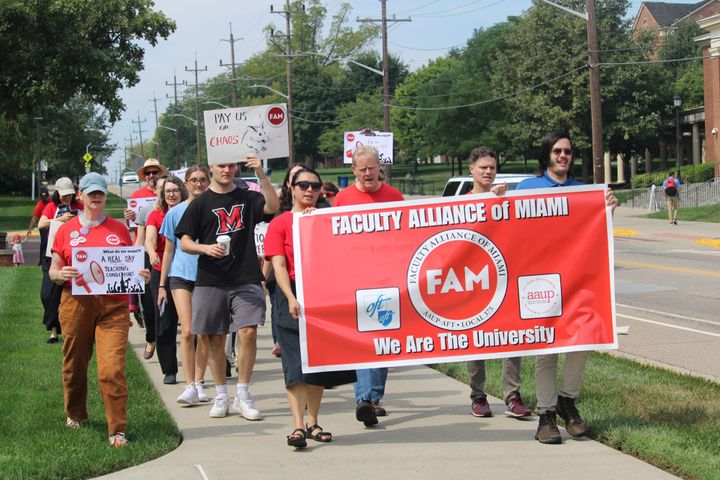 Union faculty, librarians rally for raises amid contract bargaining