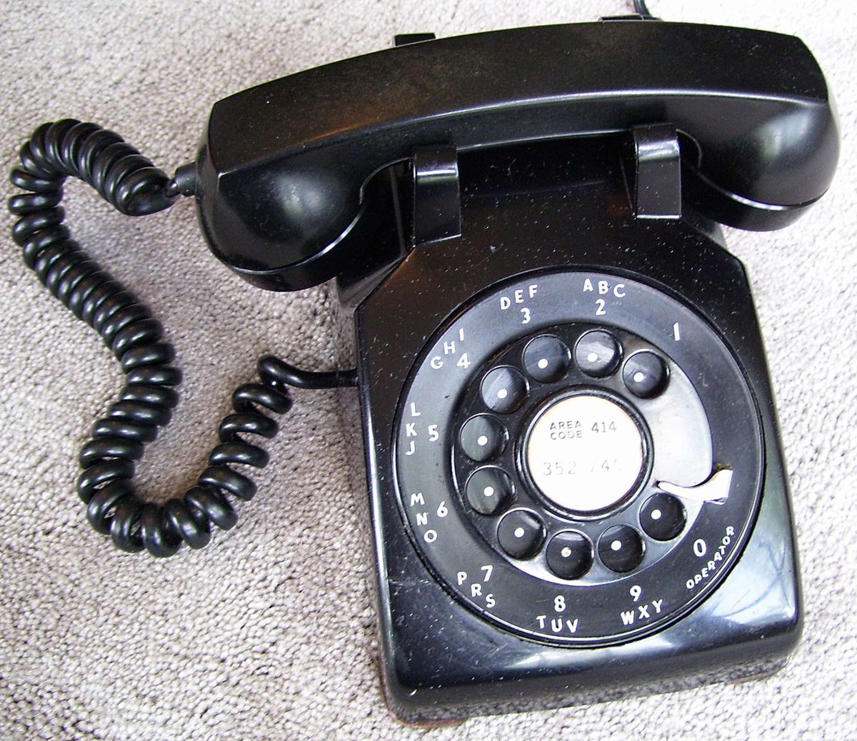 A Western Electric 500 from 1951, the standard American desk phone of Joe Engressia's childhood. Photo: Wikimedia Commons, public domain.