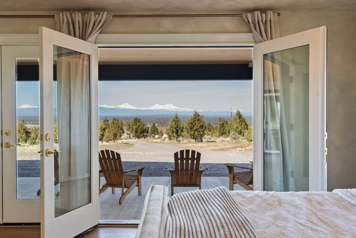 Luxury Meets Privacy: A One-of-a-Kind Powell Butte Estate Near Brasada with Stunning Mountain Views