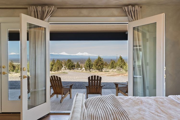 Luxury Meets Privacy: A One-of-a-Kind Powell Butte Estate Near Brasada with Stunning Mountain Views