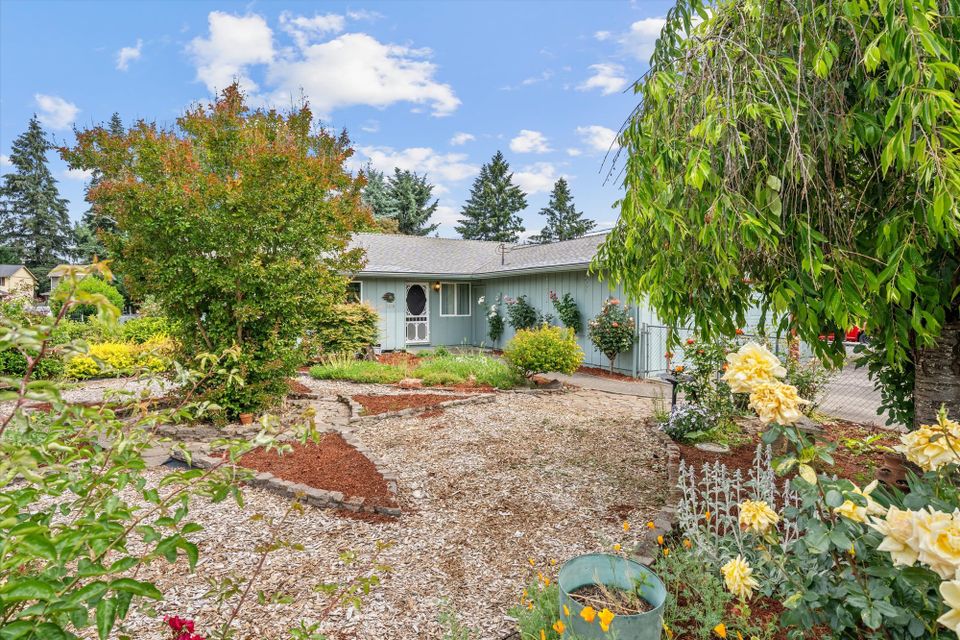 Charming Garden Retreat With Bonus ADU Potential in Keizer: 1315 Alder Dr NE, Keizer, OR