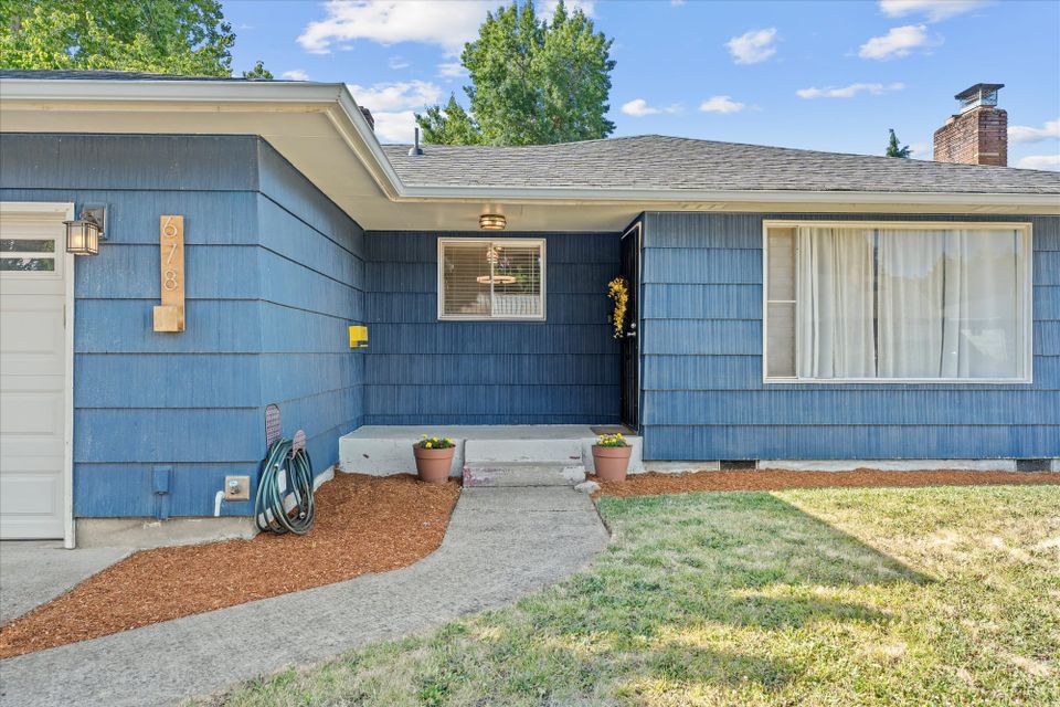 678 Menlo Dr N, Keizer, OR 97303: Move-In Ready Home Near Keizer Station & Keizer Rapids Park