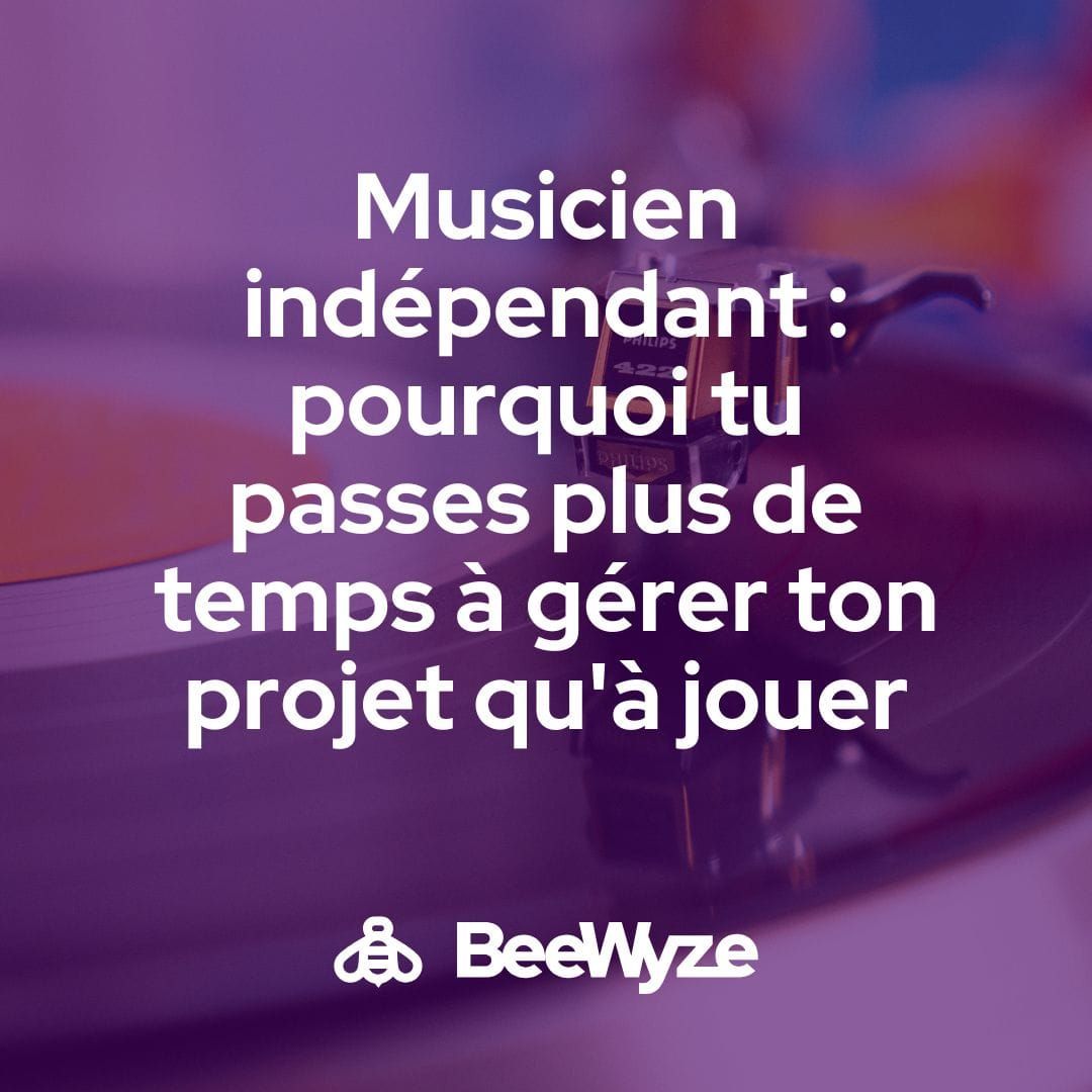 Musicien indépendant devant son ordinateur, guitare en arrière-plan, en train de gérer la communication de son projet