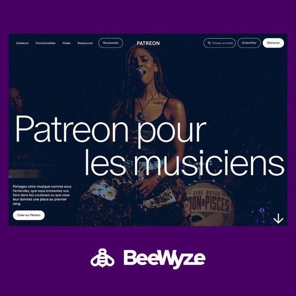 Artiste indépendant sur scène dans un bar, public rapproché, lumière tamisée, ambiance concert intimiste