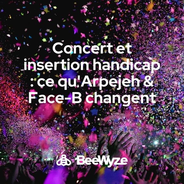 Groupe de musiciens sur scène dans un bar, public qui sort son téléphone pour scanner un QR code de don