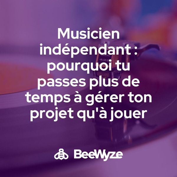 Musicien indépendant devant son ordinateur, guitare en arrière-plan, en train de gérer la communication de son projet