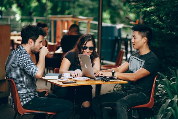 Top Side hustles in 2025 to earn yourself an extra income ($1K per month)