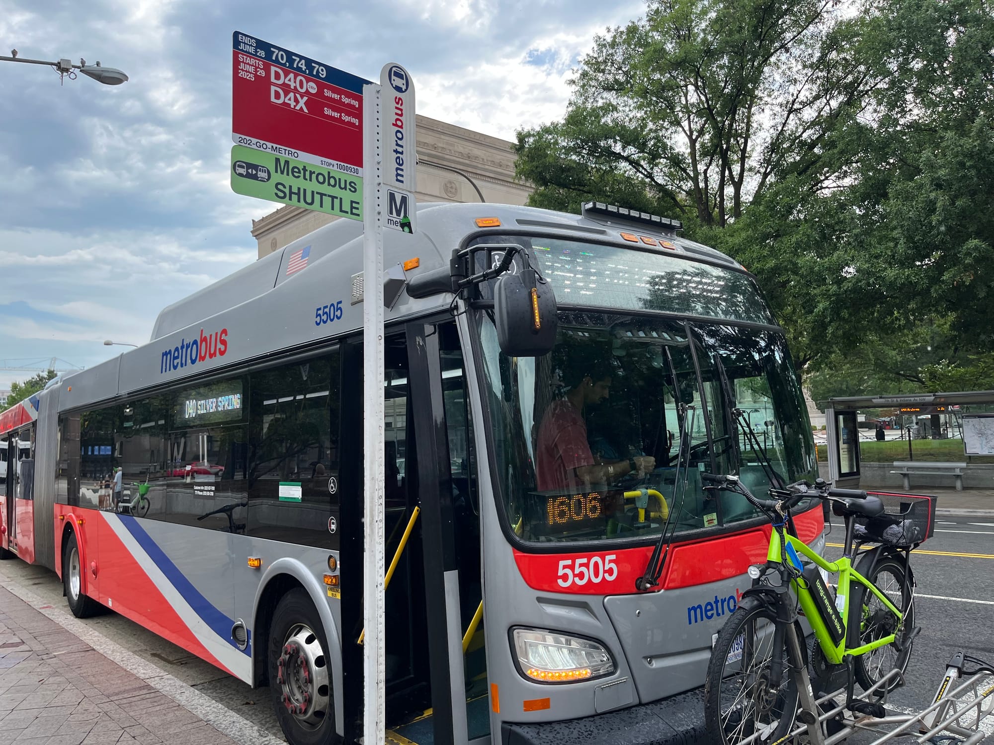 A Metrobus stopped along the D40/D4X line. 
