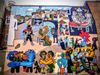 Mural con escenas abstractas de la vida comunitaria con gente bailando, conversando, tocando música y viendo televisión. 