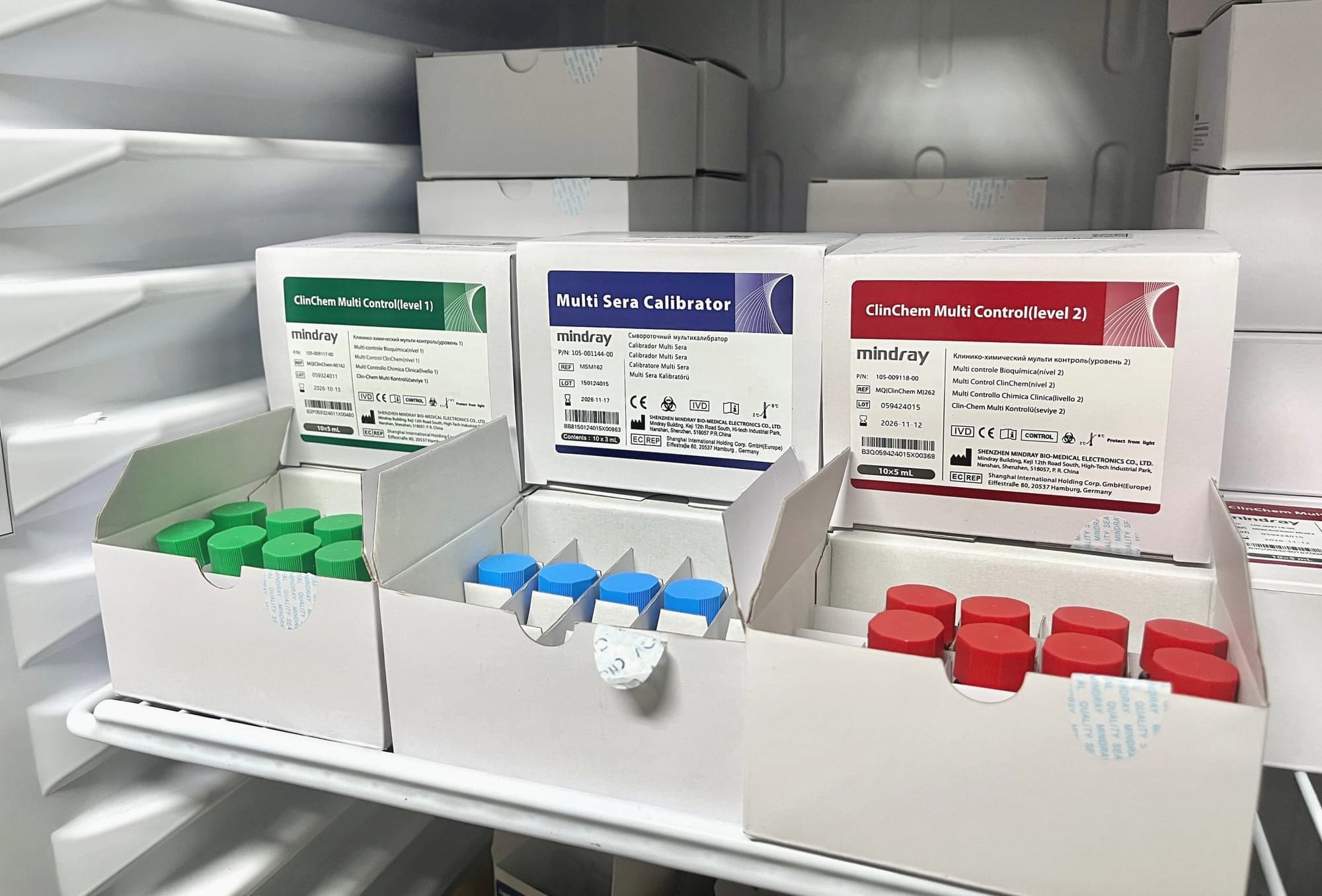 mindray 제조사의 정도관리물질이 냉장고에 보관된 모습