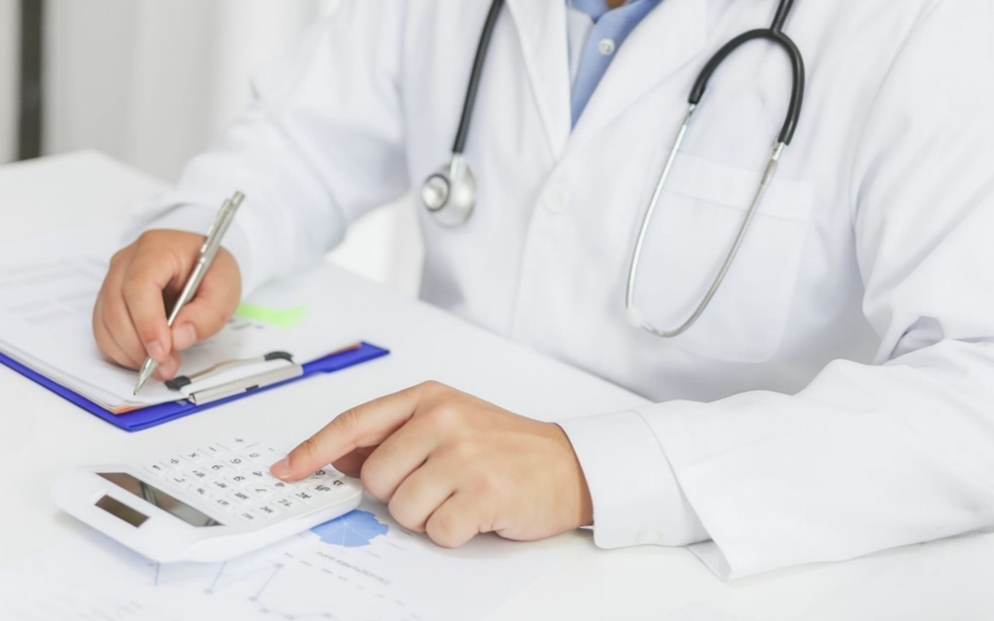 계산기에 입력하는 의사가운 입은 사람