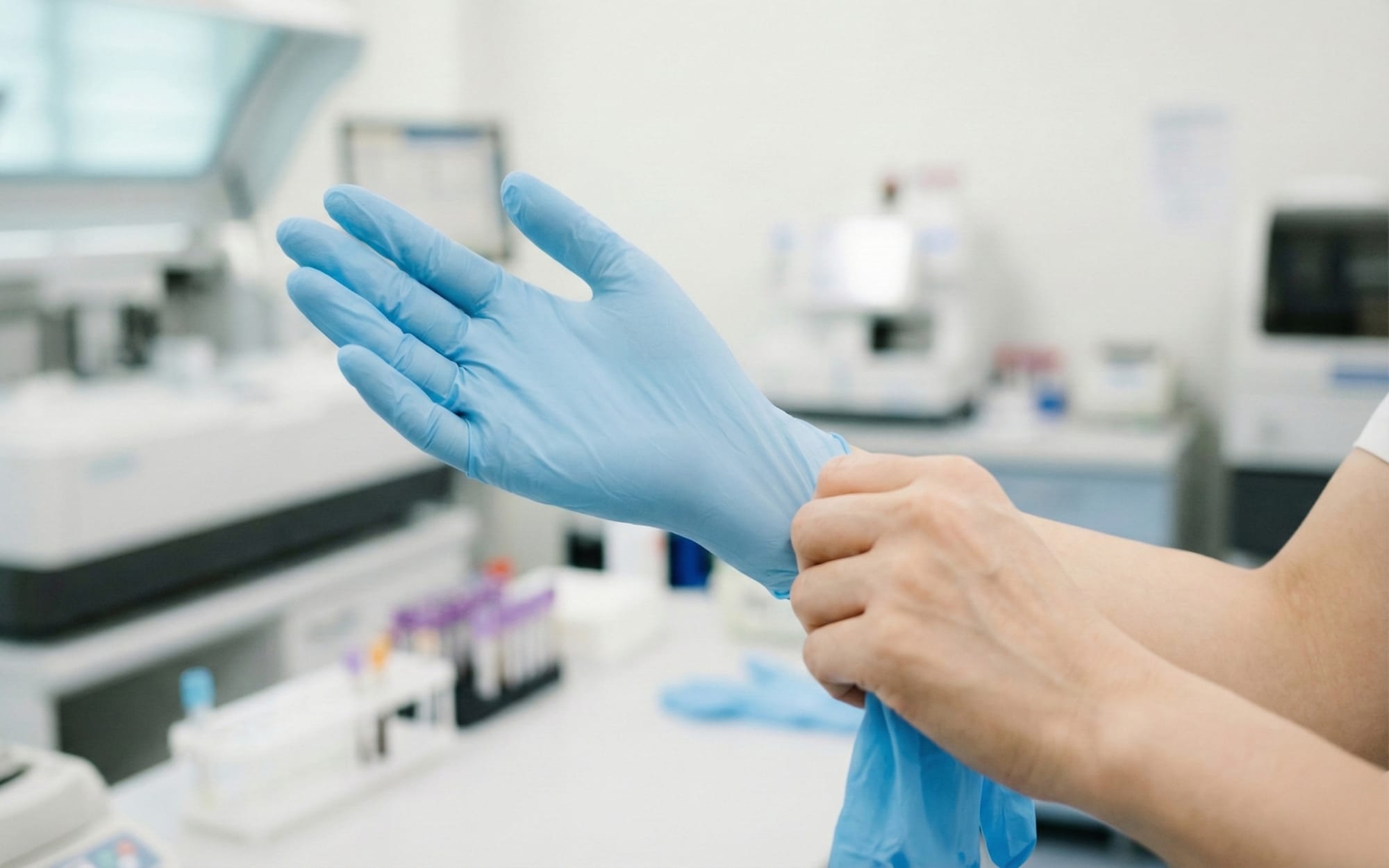 검사실에서 장갑을 끼고 있는 임상병리사