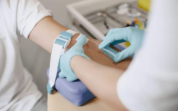 임상병리실에서 진공채혈관으로 환자를 채혈하는 사진