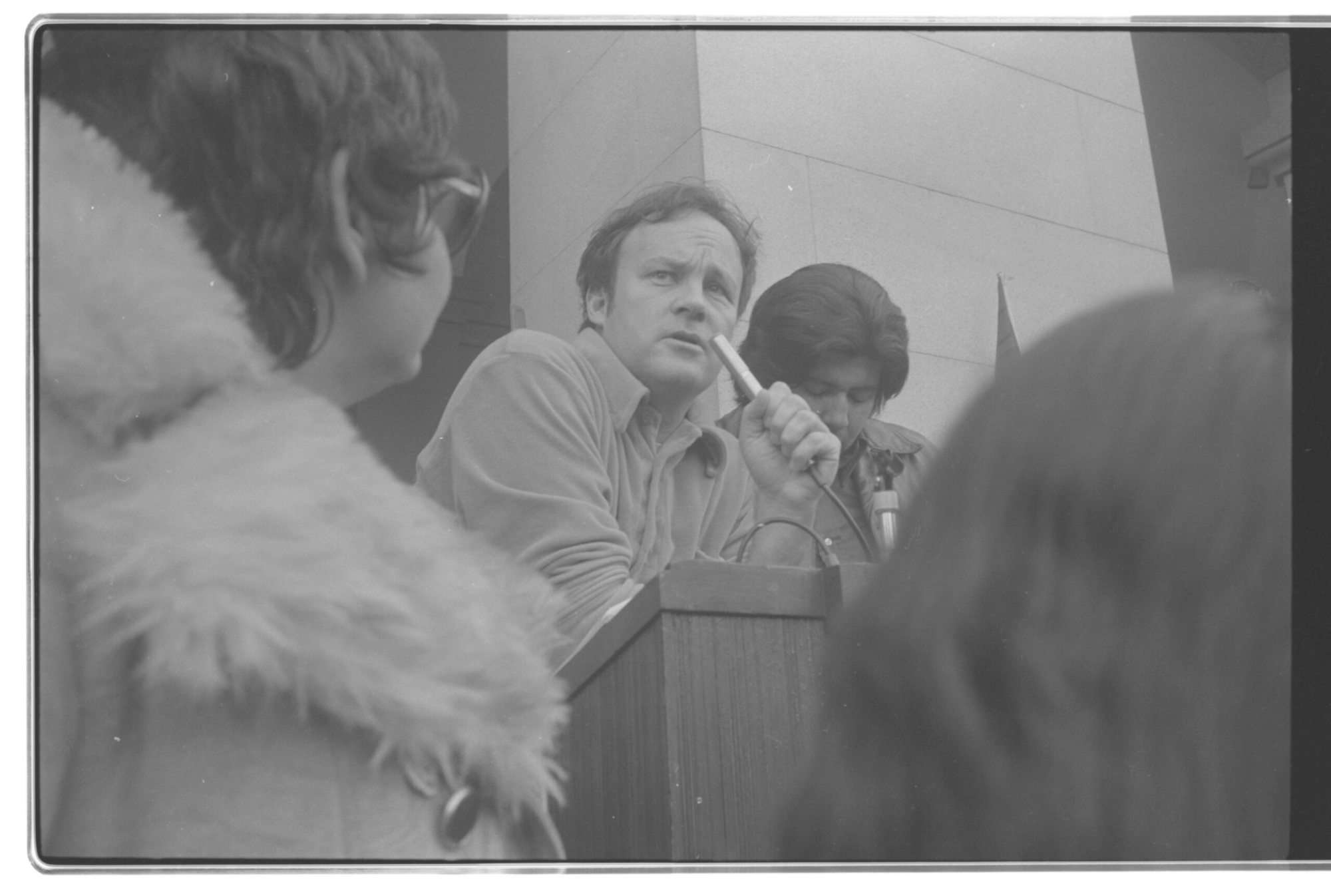 Jerry Cohen speaking at a lectern