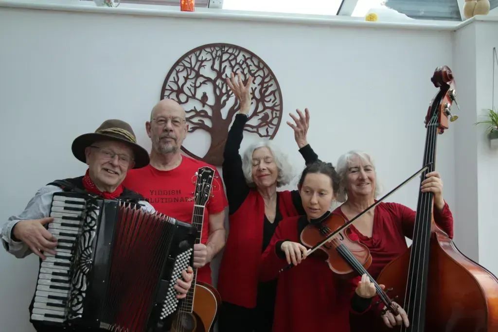 Himl un erd veln undz oyshern!:                                               A Review of “Yiddish Revolutionaries” in Manchester