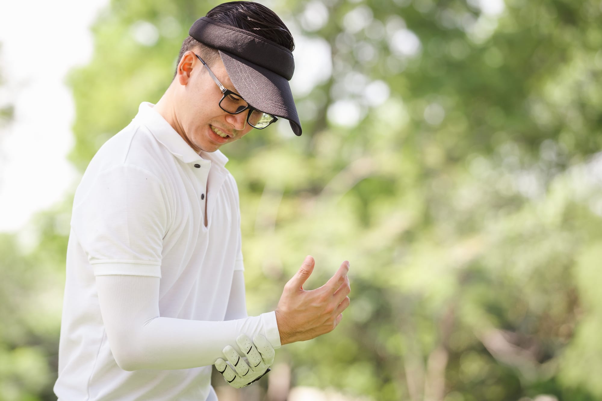 Relieving wrist pain from swing sports
