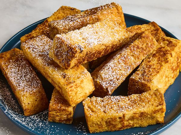 These French toast sticks are ​​crispy, fluffy and ready to dip